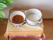 Le riz et les boulettes de viande dans un sauce tomate