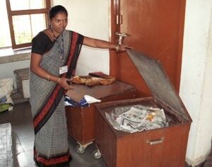 Barli Institute student demonstrates heat retention cooking box