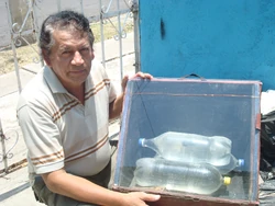 Este horno solar tipo caja lo utilizo generalmente para calentar agua aunque puede alcanzar unos 115 ºC, en ocaciones también cocino algunos alimentos.