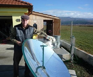 Holger Sauer avec son cuiseur solaire parabolique 