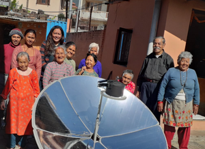 FoST founders demonstrate the solar cooking to residents. Photo credit: FoST