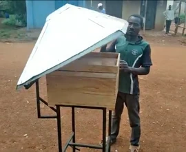 Lowering the roof over the solar cooker
