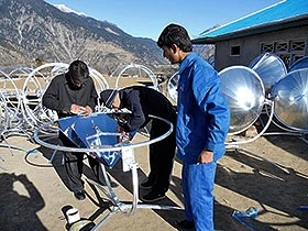 Zularistan cooker built, 9-28-25.jpg (49 KB) Assembling the parabolic solar cookers