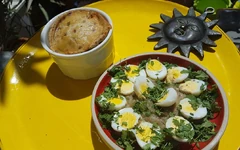 Caviar d'aubergines au cumin et sa farandole d’œufs de caille à la coriandre fraîche, avec un soufflé aux petits pois.