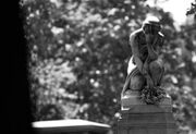 Woman-in-mourning-gravestone