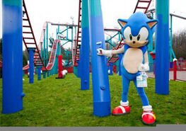 Sonic-at-Sonic-Spinball-ride