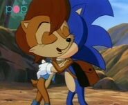 Sonic y Sally abrazándose