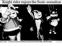 Una foto de un periódico que muestra los disfraces de Sally, Robotnik y Tails.