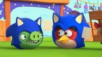 Red and a Minion Pig cosplaying as Sonic, from Angry Birds Slingshot Stories.