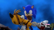 Tails salvo por Sonic.