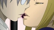 Stein e Medusa prestes a se beijar.