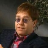 Elton John dans Chef Aid: Behind the Menu.