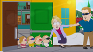 Starke Frau und PC Principal verlassen die South Park Grundschule mit ihren Kindern.