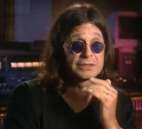 Ozzy.jpg (12 kio) Ozzy Osbourne dans Chef Aid: Behind the Menu