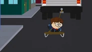 KyleSchwartzSchlitten.png (1,73 MB) Kyle wird vom Bus weggezogen.
