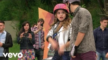 Jam & Roller performs "Si lo sueñas claro" in a flash mob.