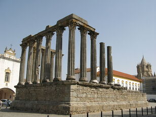 800px-Evora-RomanTemple.jpg