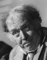 Freddie Jones è Pompeo in All'ombra delle piramidi del 1972.