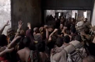 Agron sorting the crowds S3E04