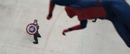 Spider-Man le quita su escudo al Cap