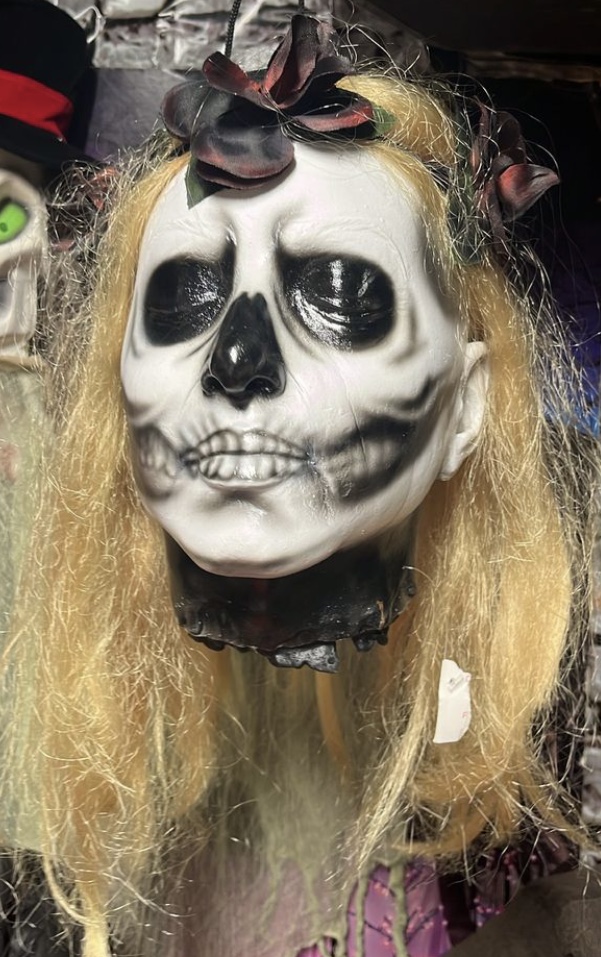 Fogging Skull Pile (2016), Spirit Halloween Wikia