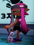 Ein weiblicher Inkling trägt ein komplettes Outfit von Tentatek Ausrüstung.