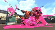 An Inkling girl dodge-rolling with the weapon on Sturgeon Shipyard