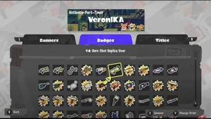 Alcune spille raffiguranti delle armi