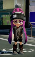 Ein weiterer weiblicher Inkling der eine Schwarze Bikerjacke trägt.