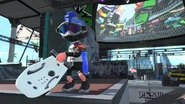 An Octoling holding the weapon in Starfish Mainstage