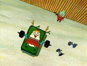 Фоновый 41 работает кассиром.