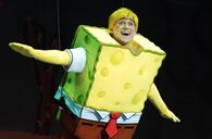 Chris Coxon como Bob Esponja en el musical Bob Esponja: La Esponja que Podía Volar