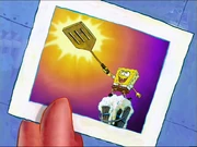 Патрик смотрит на фотографию с Губкой Бобом и лопаткой