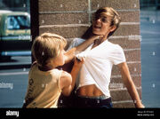 Otra imagen de él fingiendo pelear con un amigo de la escuela.