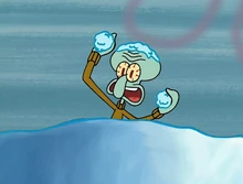 Обезумевший Сквидвард продолжает кидаться снежками, пока Губка Боб и Патрик сидят в тёплом доме