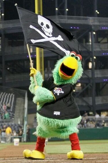 Photo: Pittsburgh Pirates Mascot in Pittsburgh - PIT2013091516 