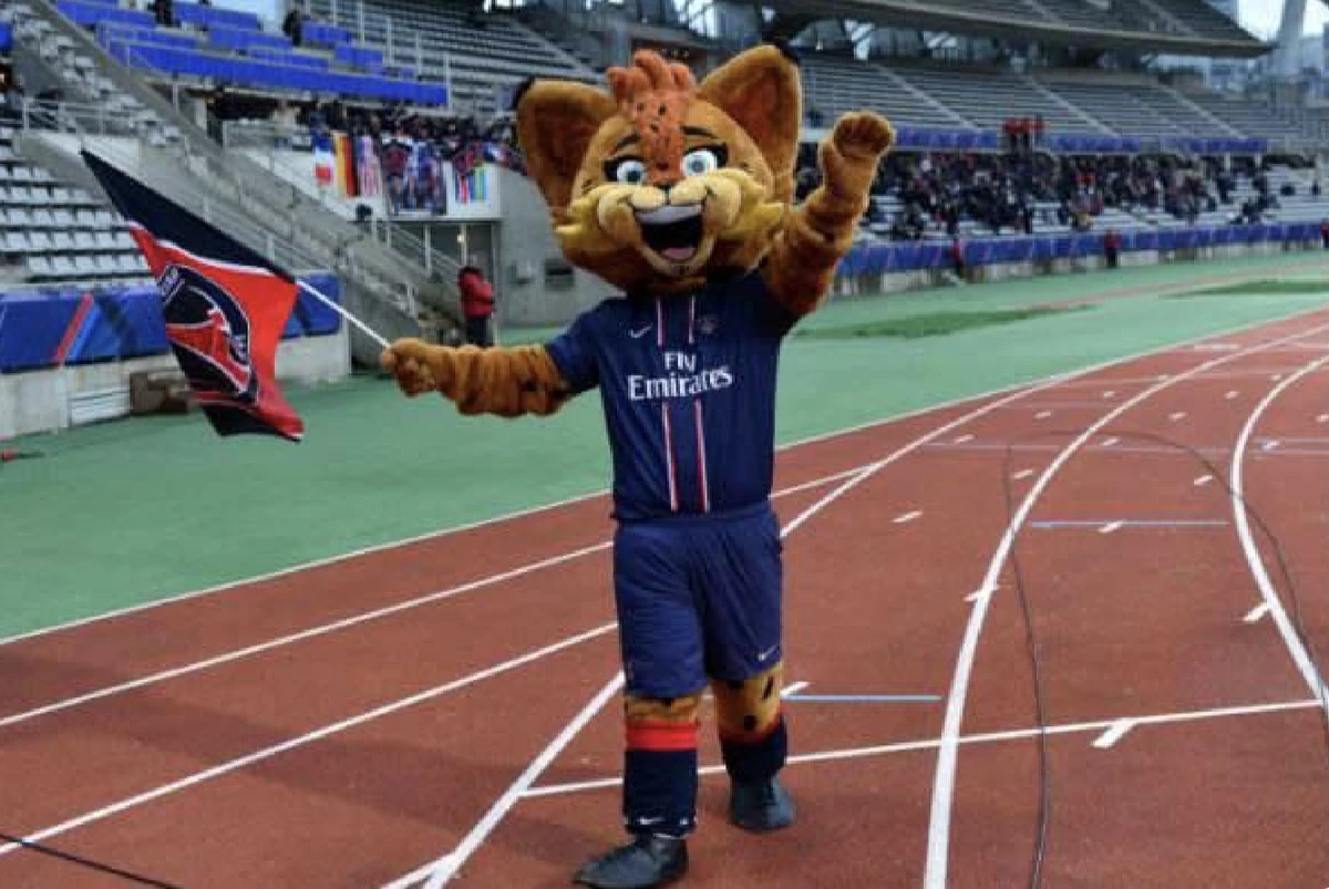 PSG - Sleutelhanger Mascotte Germain Le Lynx pluche dier – 15 cm – officiële licentie – accessoire Fan Paris Saint-Germain – cadeau-idee voor voetbal souvenir club – sleutelhanger met afneembaar shirt