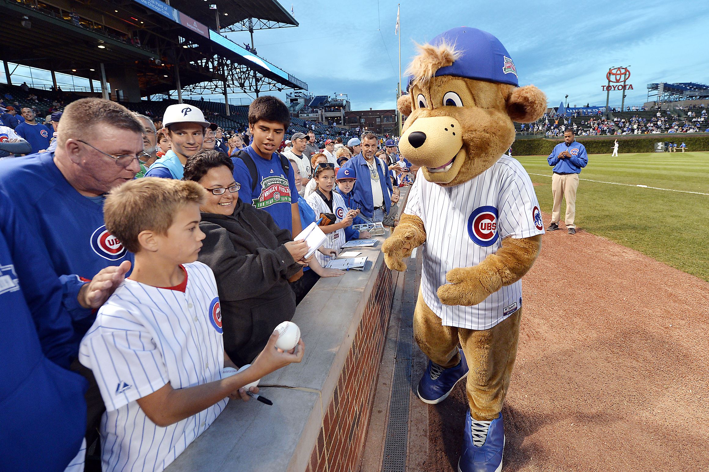 Clark makes rookie debut as Cubs mascot