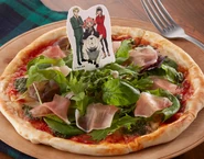 Loid's Mozzarella and Prosciutto Pizza Genovese (ロイドのモッツァレラと生ハムのピザジェノベーゼ, Roido no Mottsuarera to Hahamu no Piza Jenobēze?)
