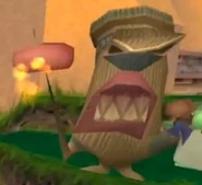 Длинный идол, держащий шампур с горящей сарделькой