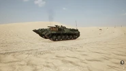 Ein BMP-1 der irregulären Miliz rollt durch die Wüste.