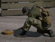 Ein Irregular Militia Forces Sapper vergräbt Panzerabwehrminen mit der MPL50 Spade.