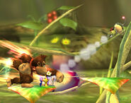 Olimar y los Pikmin saliendo a volar con un puñetazo gigantesco al máximo poder en Super Smash Bros. Brawl.