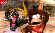 Diddy Kong realizando su burla y Fox resbalándose por la Monda de plátano en este escenario.