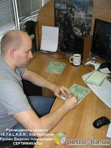 Ruslan Didenko i sertificati.jpg (67 КБ) Руслан Диденко подписывает сертификаты