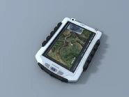 Model jest nieco rozciągnięty od dołu, guziki są rozsunięte, boki są powiększone