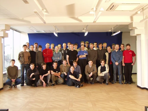 Команда «S.T.A.L.K.E.R.: Тень Чернобыля», на заднем фоне, в полосатом поло, 25 мая 2004