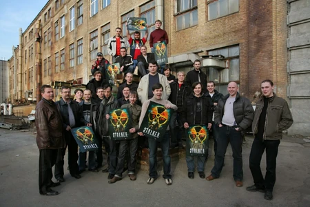 Фотография по поводу выхода «S.T.A.L.K.E.R.: Тень Чернобыля», крайний слева, во втором ряду сверху