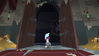 S3E20 Rich Pigeon appears at the throne room doors