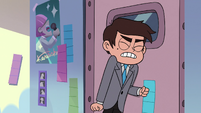 S3E34 Marco trying to open the door